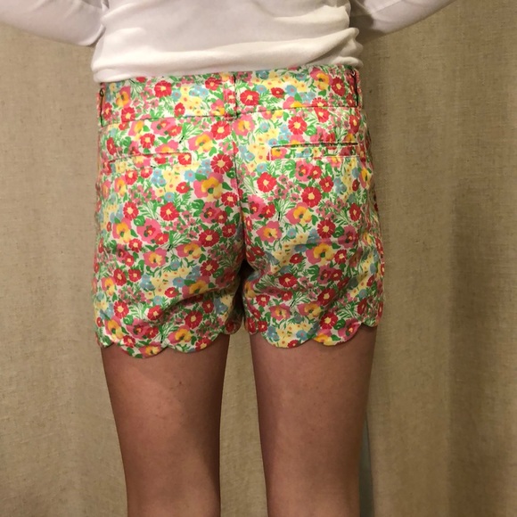 Lilly Pulitzer buttercup scalloped shorts - Picture 2 of 3